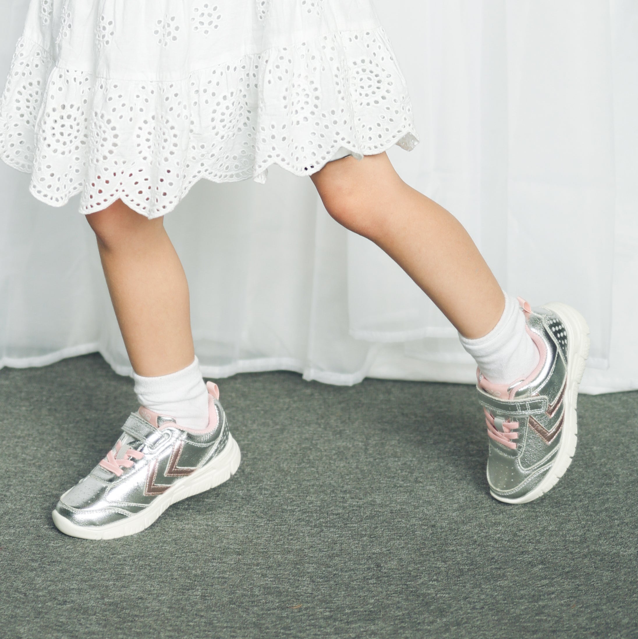 Hummel Crosslite Silver Glitter Girls Trainer 231652